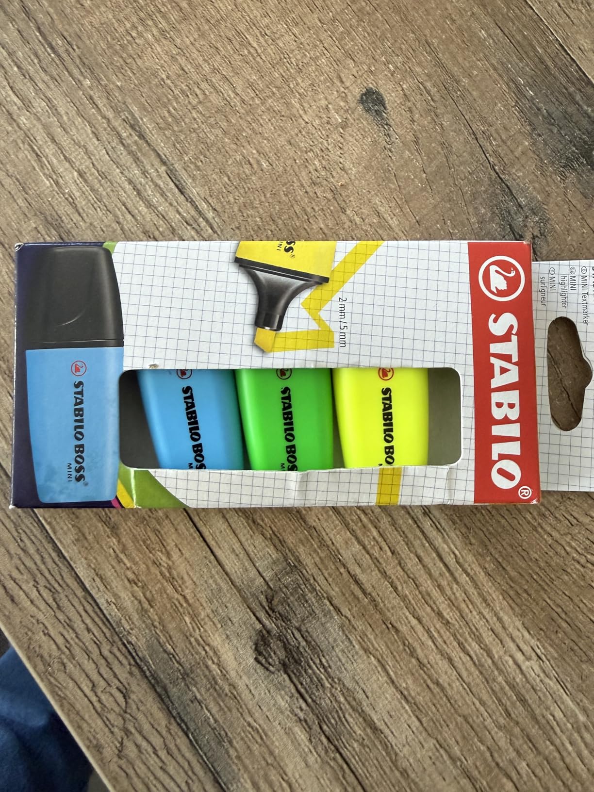 Petit format, grande utilité au bureau et à la maison pour surligner sans encombrer la trousse, couleurs fluo nettes et pointe précise qui ne bave pas même sur papier recyclé fin.