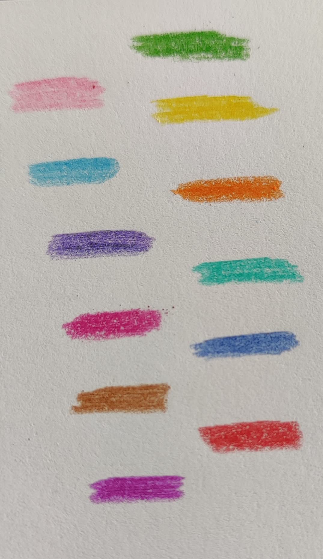 Deux crayons reçus cassés